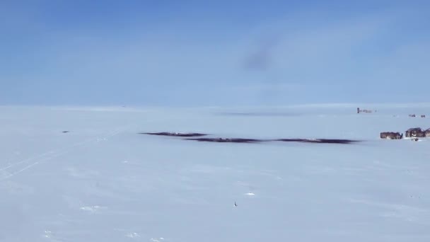 De helikopter vliegt over de besneeuwde toendra — Stockvideo