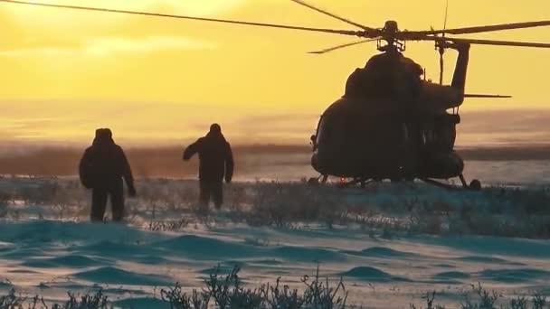 La gente camina por la nieve — Vídeo de stock