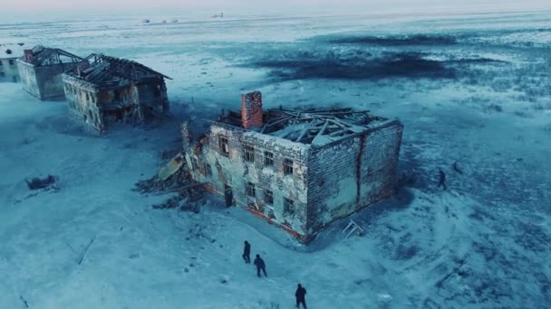 La gente camina alrededor de las ruinas — Vídeos de Stock