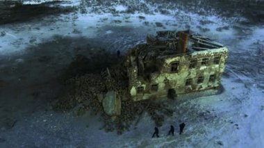 Yıkılmış evin etrafındaki insanlar