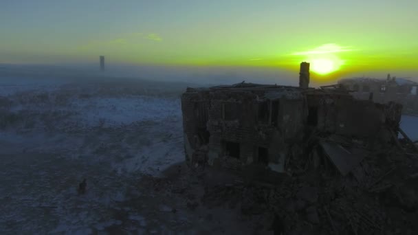 Un uomo cammina per le rovine — Video Stock