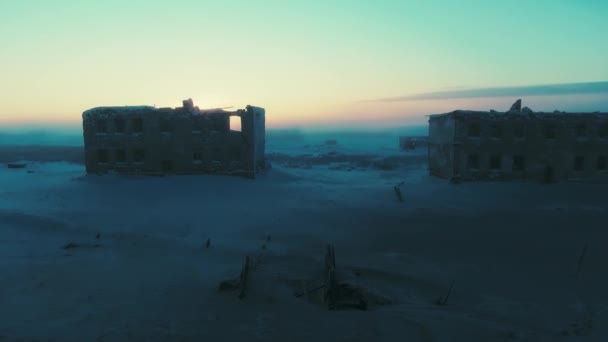The sun sets behind the ruined house — Stock Video