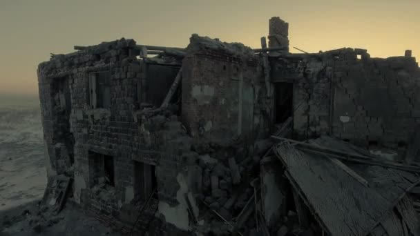 The setting sun over the ruins — Stock Video