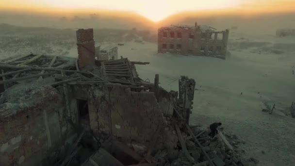 Een man op de ruïnes van een huis — Stockvideo