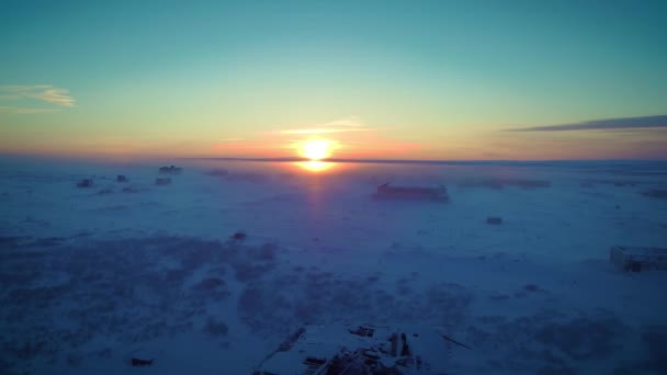 El sol se pone en una niebla — Vídeos de Stock