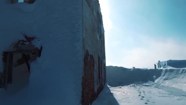 Vägg i ett förstört hus i snön — Stockvideo