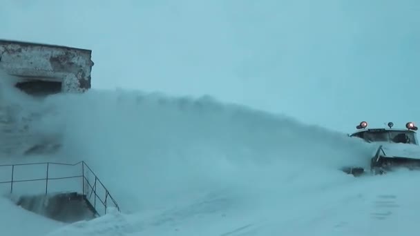 Equipamentos de remoção de neve funciona no inverno — Vídeo de Stock