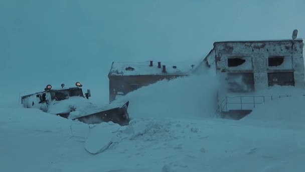 Pług śnieżny oczyszcza drogę ze śniegu — Wideo stockowe