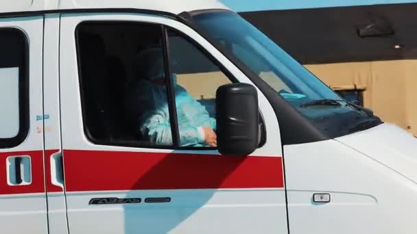 Мужчина в защитном костюме в машине — стоковое видео