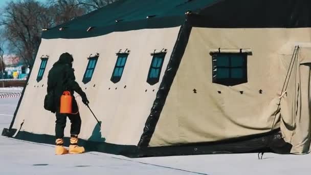 Человек дезинфицирует палатку от вирусов — стоковое видео
