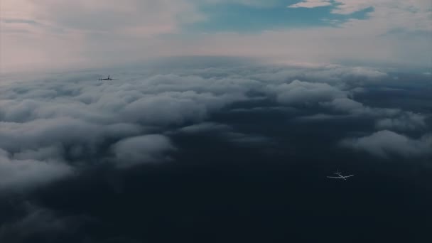 Два бомбардувальники літають поруч — стокове відео