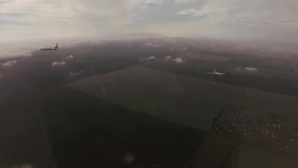 Twee bommenwerpers vliegen boven de wolken. — Stockvideo