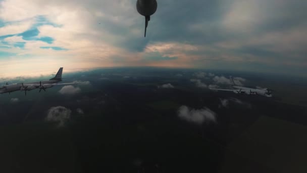 Bomber fliegen nebeneinander her — Stockvideo