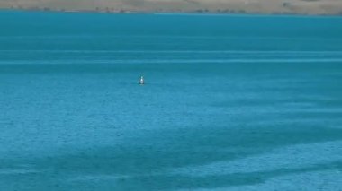 Şamandıra dalgalarda sallanıyor