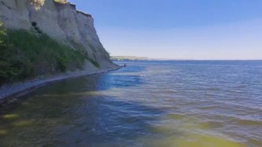 Uçuyor uçurum boyunca