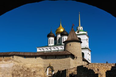 Pskov Kremlin güneşli yaz günde yürümek