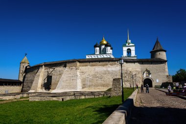 Pskov Kremlin güneşli yaz günde yürümek