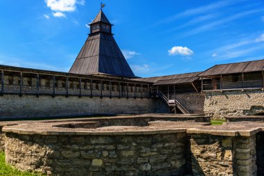 Pskov Kremlin güneşli yaz günde yürümek