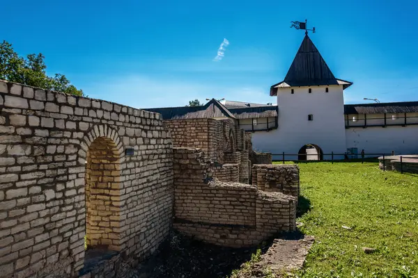 Прогулка по Псковскому Кремлю в солнечный летний день — стоковое фото