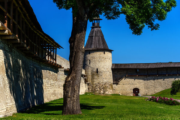 Прогулка по Псковскому Кремлю в солнечный летний день
