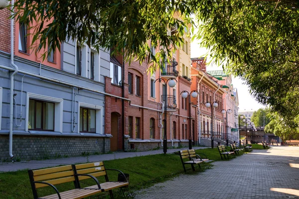 Gå på Zolotaya Street i Pskov i sommar — Stockfoto
