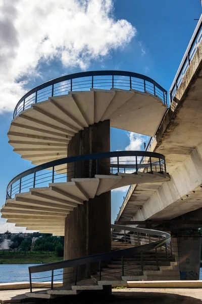 Escalier en colimaçon sur le pont de Pskov — Photo