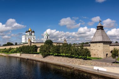 Velikaya River Pskov Kremlin'in görünümünde yaz