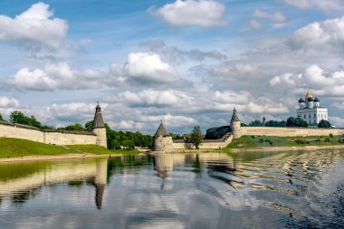 Velikaya River Pskov Kremlin'in görünümünde yaz