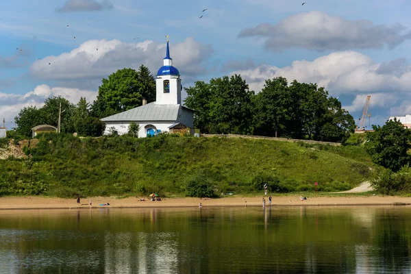 Starożytny kościółek w Pskowie, na brzegu rzeki — Zdjęcie stockowe