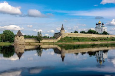 Velikaya River Pskov Kremlin'in görünümünde yaz