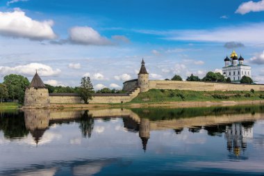 Velikaya River Pskov Kremlin'in görünümünde yaz