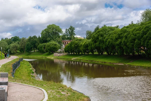 Caminar por el río Embankment "Pskova " — Foto de Stock