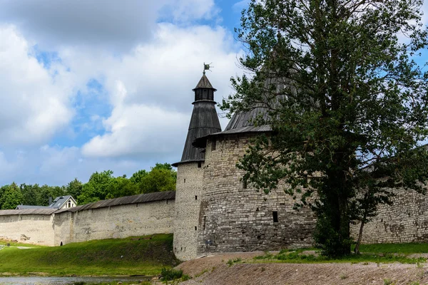 Wandelen langs de muren van het Kremlin Pskov in de zomer — Stockfoto