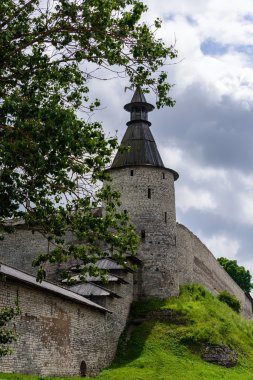 Pskov Kremlin duvarları boyunca yaz aylarında yürüyüş