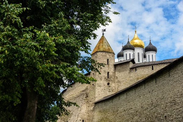 Spaziergang entlang der Wände des Pskov kremlin im Sommer — Stockfoto