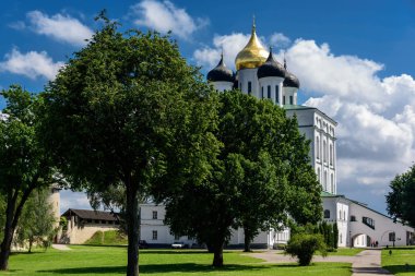 Pskov Kremlin duvarları boyunca yaz aylarında yürüyüş