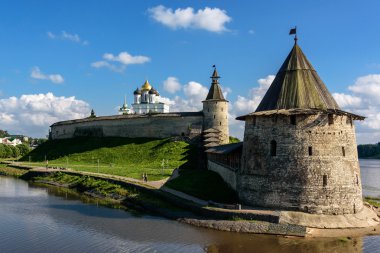 Pskov Kremlin duvarları boyunca yaz aylarında yürüyüş