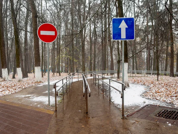 Camino, mojado después de la nevada, en el parque con una protección — Foto de Stock