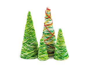 İşlemeli renkli parçacıklarından yaratıcı dekoratif yeni yıl ağacı