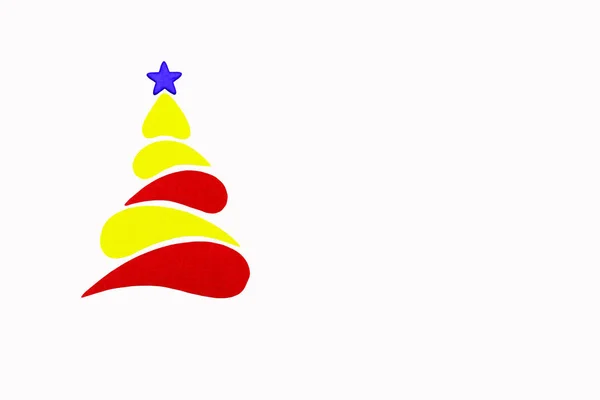 Der konzeptionelle Neujahrs- und Weihnachtsbaum aus einem farbigen Karton. isoliert. — Stockfoto
