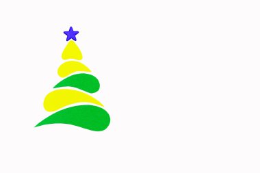 Yeni yıl ve Noel kavramsal ağaç bir renk karton. İzole