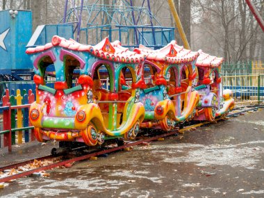 Parkta çocuk renkli atraksiyonlar kar yağışı sırasında boş