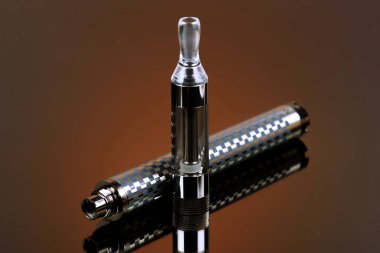 Vape (elektronik sigara) karanlık bir arka plan karşı sıralanmış konum