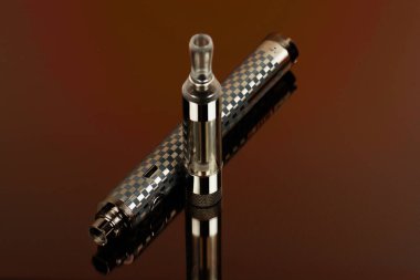 Elektronik sigara (vape) karanlık bir arka plan karşı sıralanmış konum.