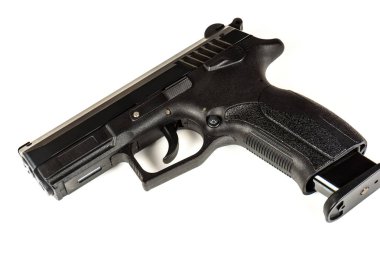 Beyaz bir arka plan üzerinde siyah silah (tabanca) yakından.