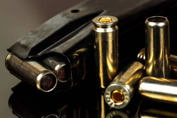 De geladen houder voor het pistool en cartridges — Stockfoto