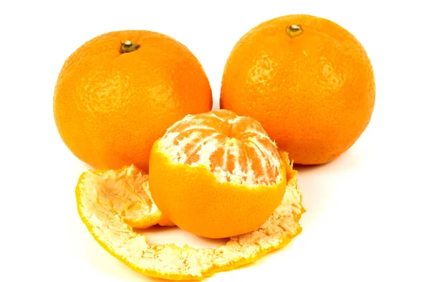 Trzech dojrzałych pomarańczowy mandarynka na białym tle — Zdjęcie stockowe