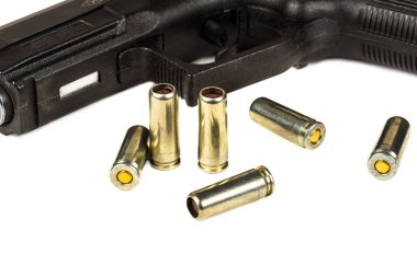 Siyah silah ve beyaz zemin üzerine ona kartuşları