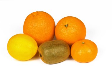 Taze portakal, limon, mandalina, beyaz bir arka plan üzerinde izole kivi.
