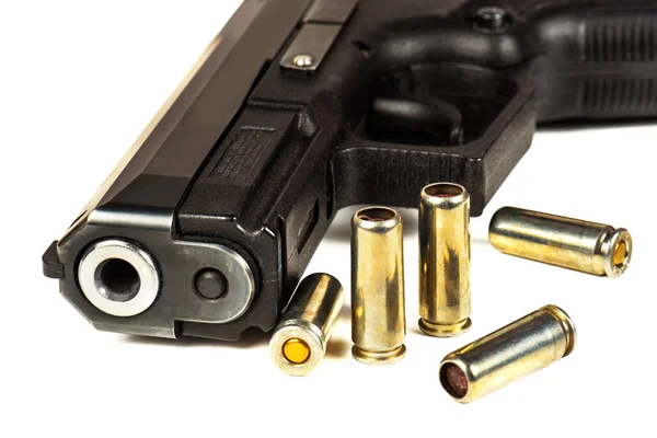 De zwarte pistool en cartridges aan hem op — Stockfoto